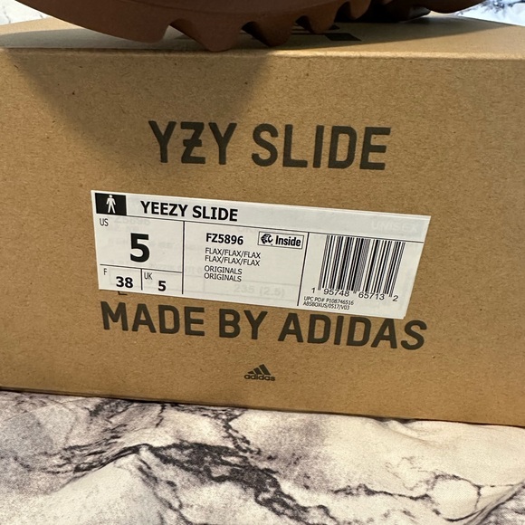 Yeezy Slides - Picture 3 of 4